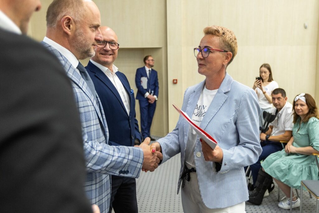 Uroczystość wręczenia umów, 29 maja 2024, fot. Szymon Zdziebło/tarantoga.pl dla UMWKP