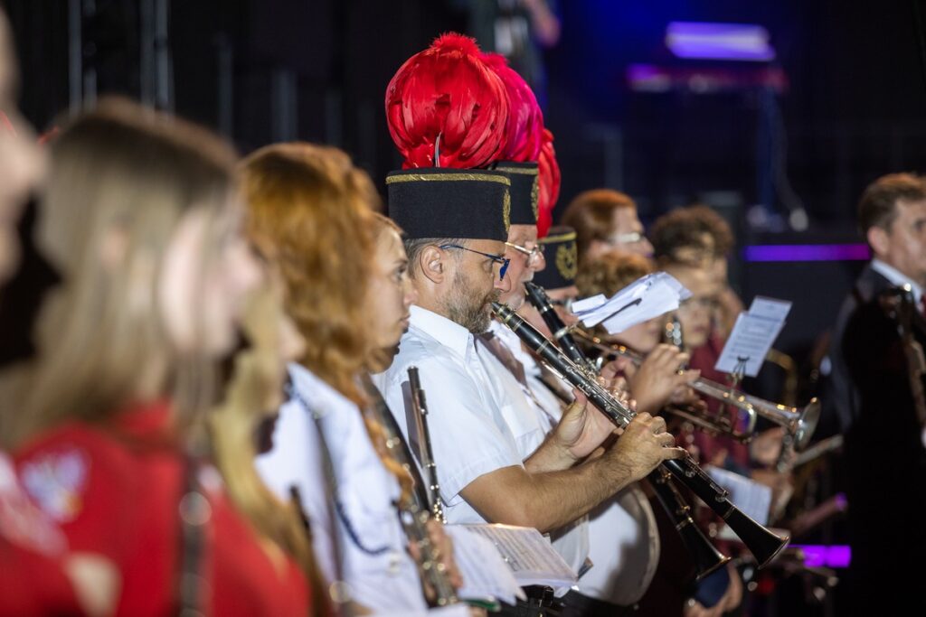 Koncert L.U.C. & Rebel Babel Ensemble w towarzystwie orkiestr dętych z udziałem Bisza (B.O.K.), fot. Mikołaj Kuras dla UMWKP