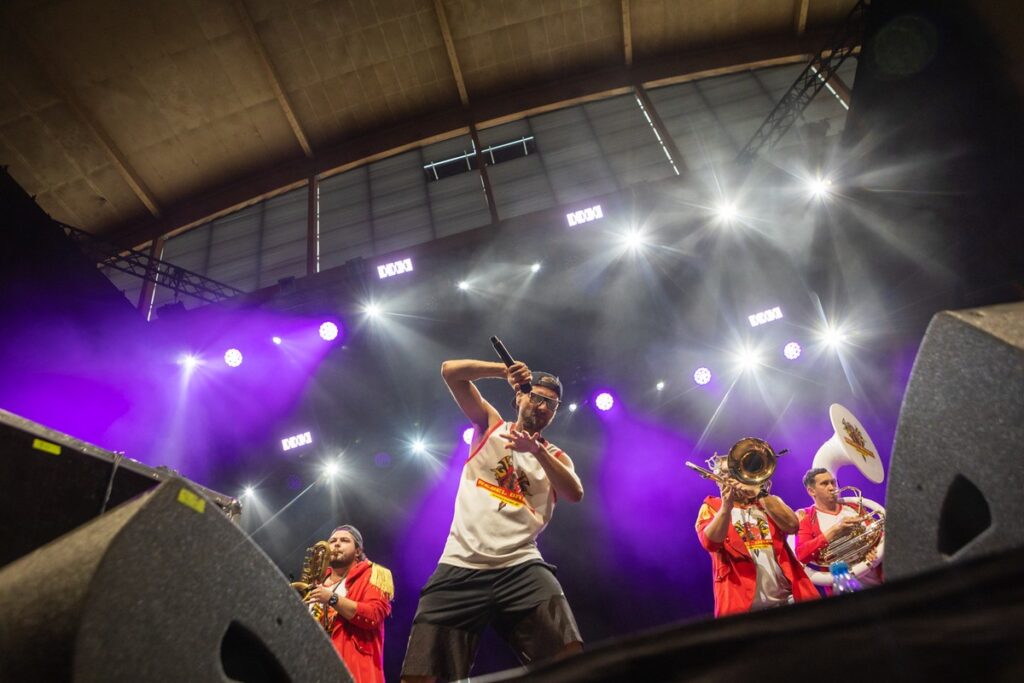 Koncert L.U.C. & Rebel Babel Ensemble w towarzystwie orkiestr dętych z udziałem Bisza (B.O.K.), fot. Mikołaj Kuras dla UMWKP