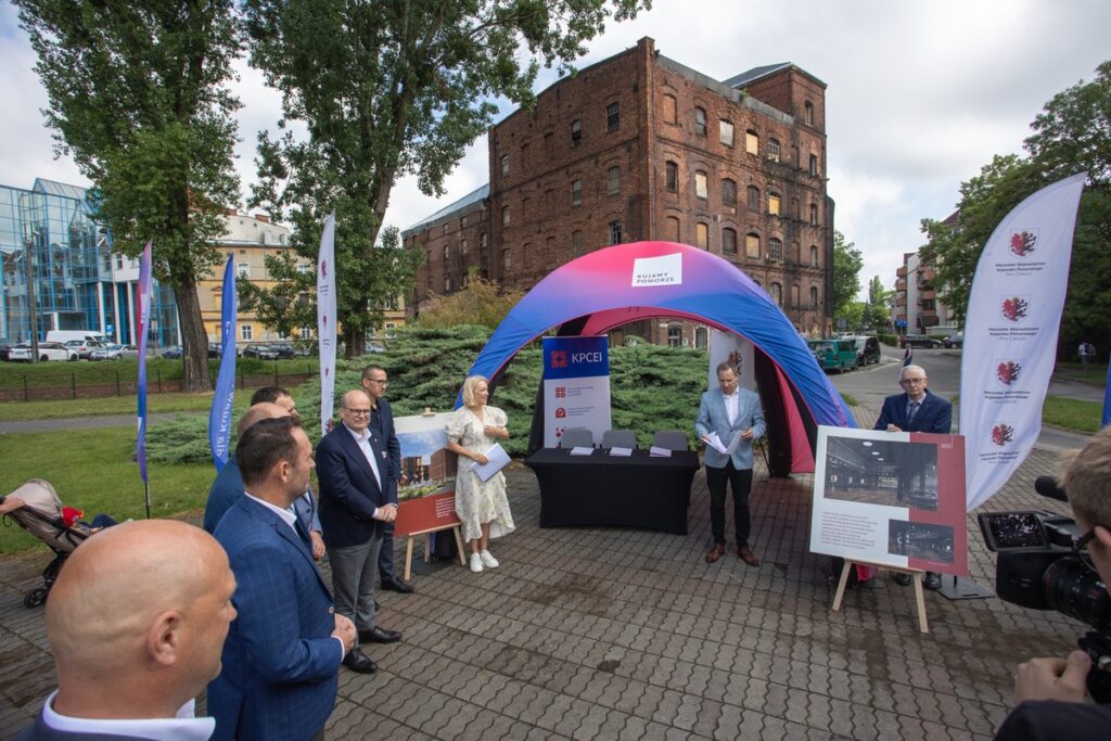 Podpisanie umowy na prace budowlane w grudziądzkim Młynie Górnym, fot. Mikołaj Kuras dla UMWKP