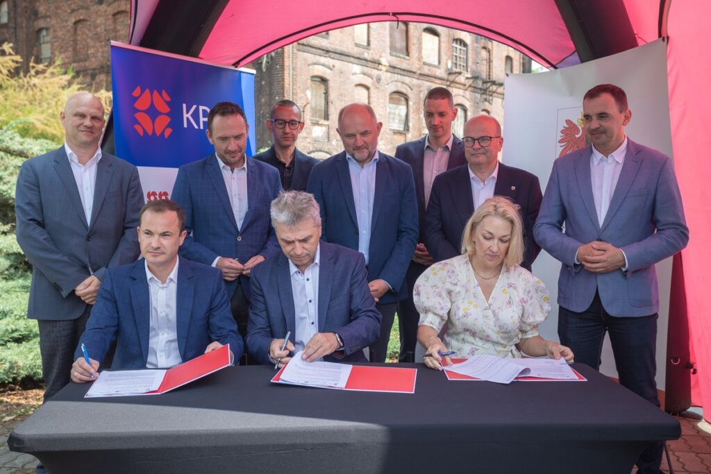 Podpisanie umowy na prace budowlane w grudziądzkim Młynie Górnym, fot. Mikołaj Kuras dla UMWKP