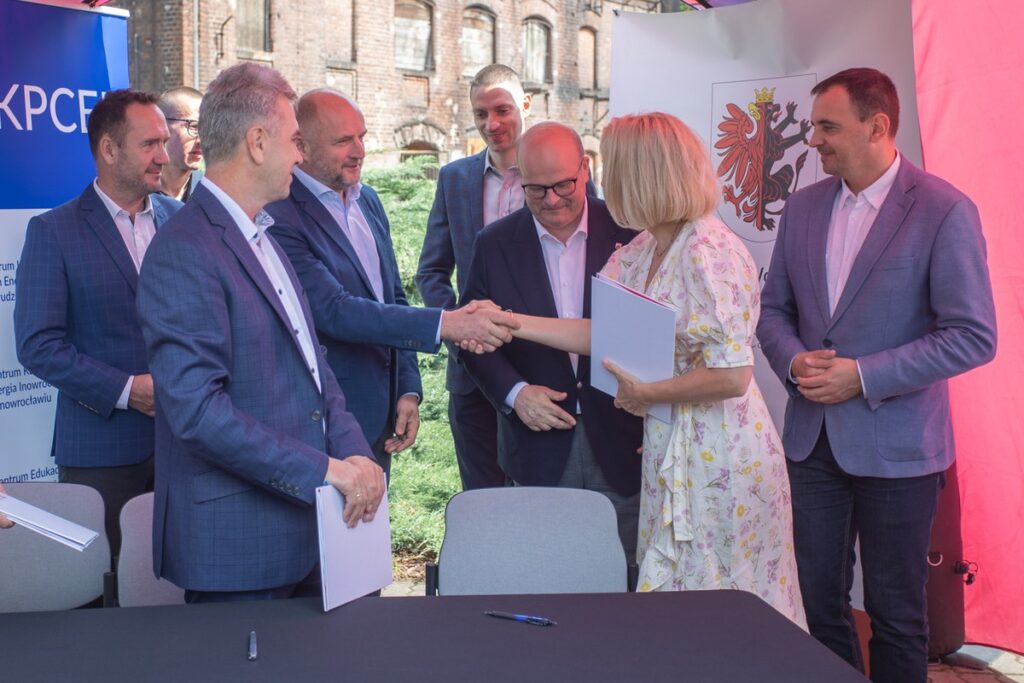 Podpisanie umowy na prace budowlane w grudziądzkim Młynie Górnym, fot. Mikołaj Kuras dla UMWKP