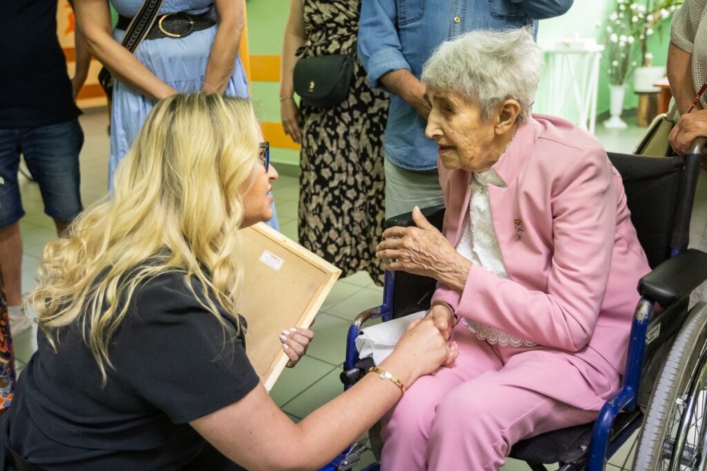 Wręczenie medalu Otylii Kalinowskiej, fot. Szymon Zdziebło/tarantoga.pl dla UMWKP