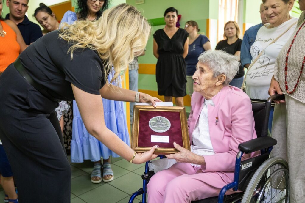 Wręczenie medalu Otylii Kalinowskiej, fot. Szymon Zdziebło/tarantoga.pl dla UMWKP