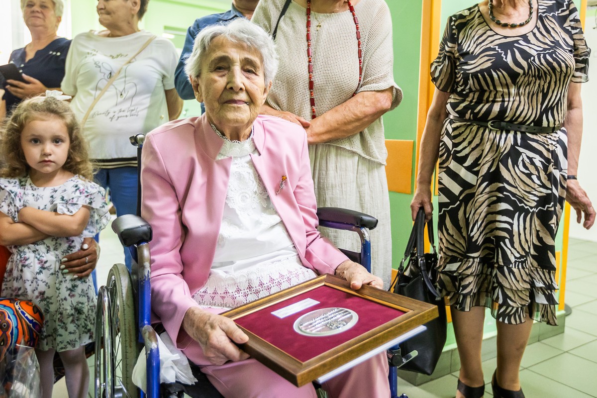 Wręczenie medalu Otylii Kalinowskiej, fot. Szymon Zdziebło/tarantoga.pl dla UMWKP