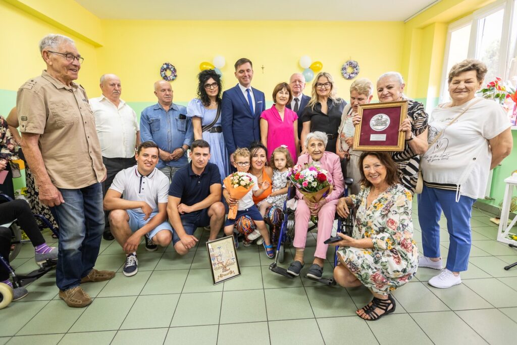 Wręczenie medalu Otylii Kalinowskiej, fot. Szymon Zdziebło/tarantoga.pl dla UMWKP