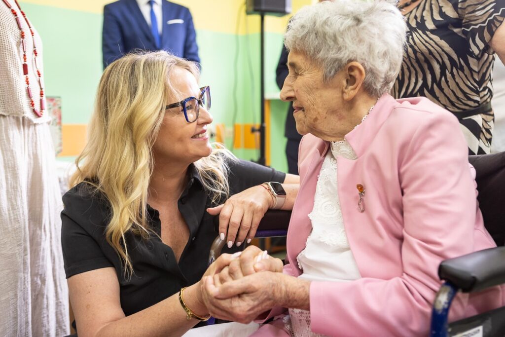 Wręczenie medalu Otylii Kalinowskiej, fot. Szymon Zdziebło/tarantoga.pl dla UMWKP