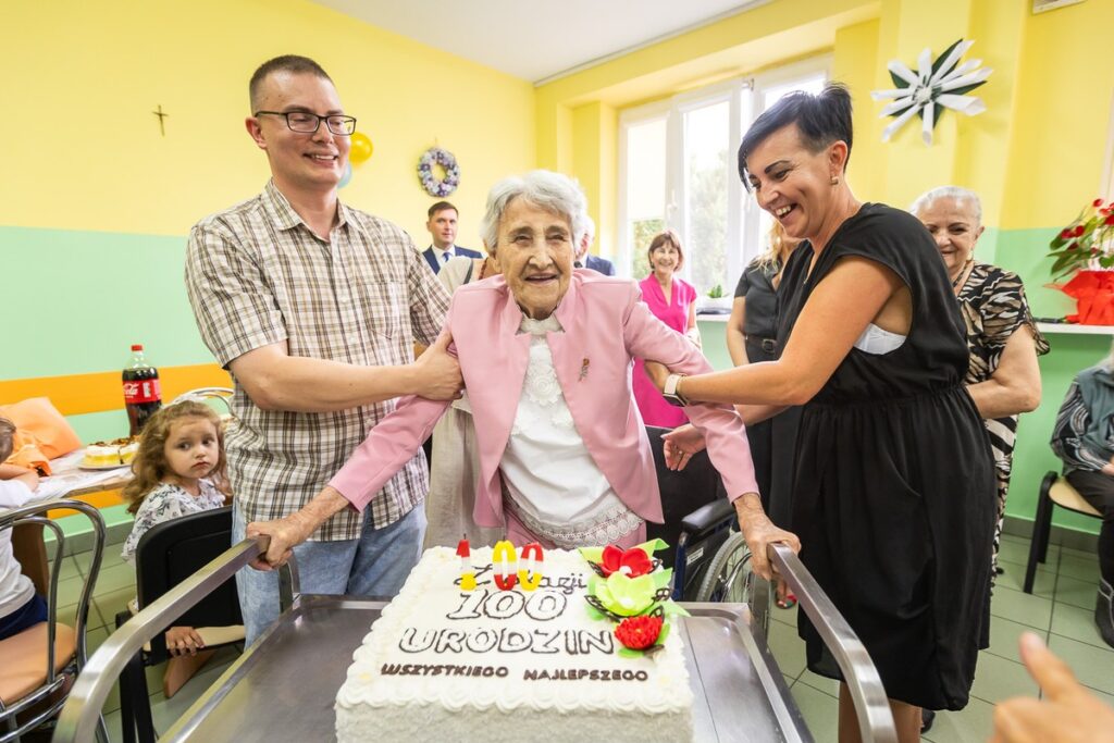 Wręczenie medalu Otylii Kalinowskiej, fot. Szymon Zdziebło/tarantoga.pl dla UMWKP