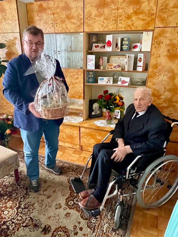 Wręczenie medalu Władysławowi Szpręglewskiemu, fot. UMWKP