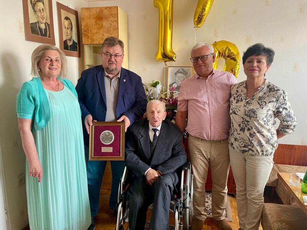 Wręczenie medalu Władysławowi Szpręglewskiemu, fot. UMWKP