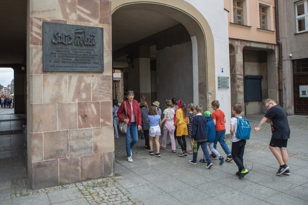 Złożenie kwiatów pod tablicą NSZZ Solidarność, fot. Mikołaj Kuras dla UMWKP