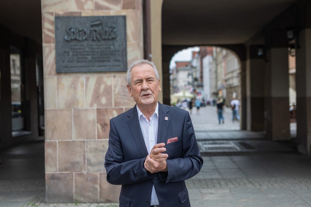 Złożenie kwiatów pod tablicą NSZZ Solidarność, fot. Mikołaj Kuras dla UMWKP