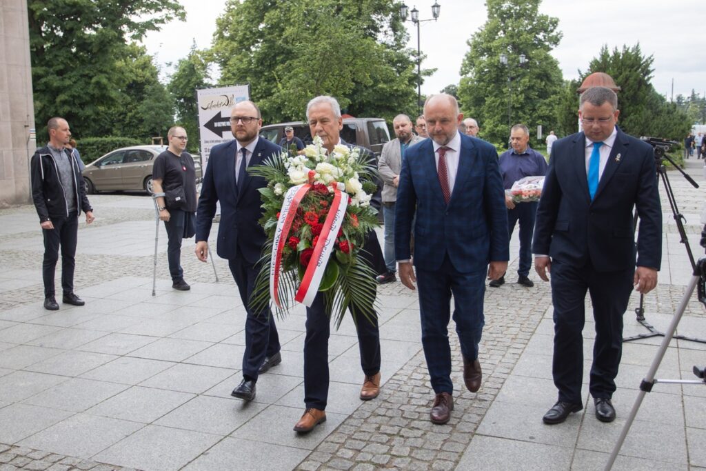 Złożenie kwiatów pod tablicą NSZZ Solidarność, fot. Mikołaj Kuras dla UMWKP