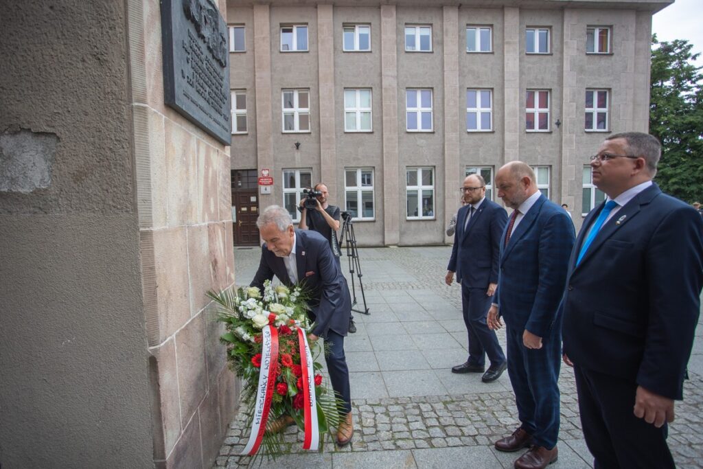Złożenie kwiatów pod tablicą NSZZ Solidarność, fot. Mikołaj Kuras dla UMWKP