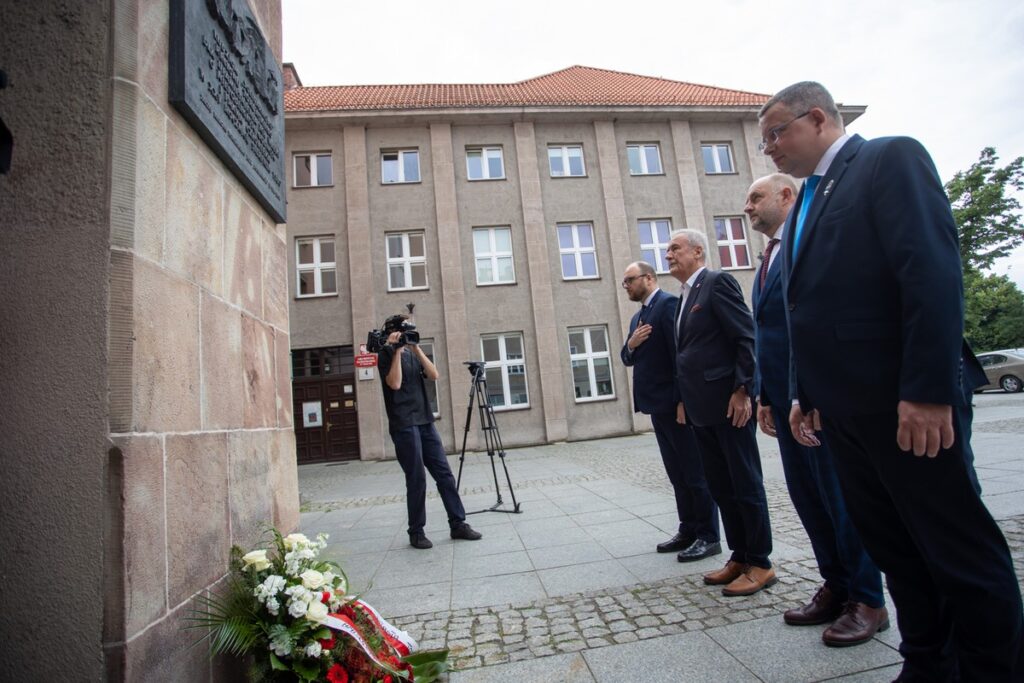 Złożenie kwiatów pod tablicą NSZZ Solidarność, fot. Mikołaj Kuras dla UMWKP