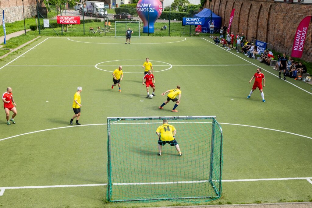 Mecz piłkarski Reprezentacji Polski Bezdomnych z zespołem dziennikarzy Kujaw i Pomorza, fot. Andrzej Goiński/UMWKP