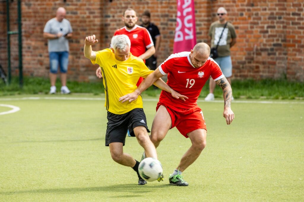Mecz piłkarski Reprezentacji Polski Bezdomnych z zespołem dziennikarzy Kujaw i Pomorza, fot. Andrzej Goiński/UMWKP