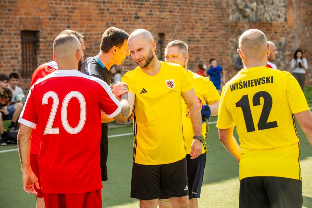 Mecz piłkarski Reprezentacji Polski Bezdomnych z zespołem dziennikarzy Kujaw i Pomorza, fot. Andrzej Goiński/UMWKP
