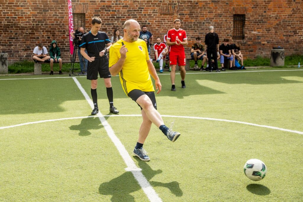 Mecz piłkarski Reprezentacji Polski Bezdomnych z zespołem dziennikarzy Kujaw i Pomorza, fot. Andrzej Goiński/UMWKP