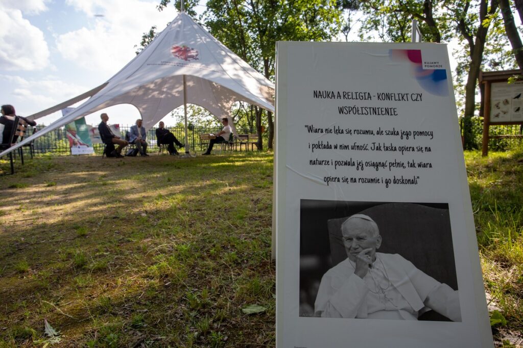 Przystanek JPII „Wiara, kultura, dobro”, fot. Mikołaj Kuras dla UMWKP