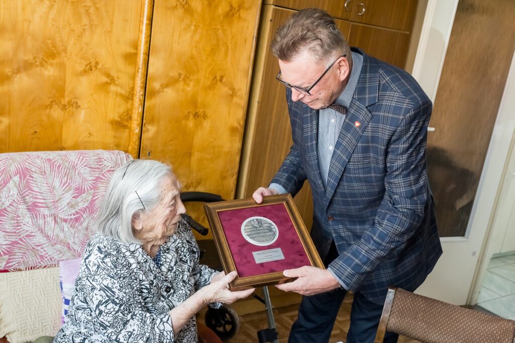 Wręczenie medalu Unitas Durat Stefanii Jarosz, fot. Tomasz Czachorowski/eventphoto.com.pl dla UMWKP