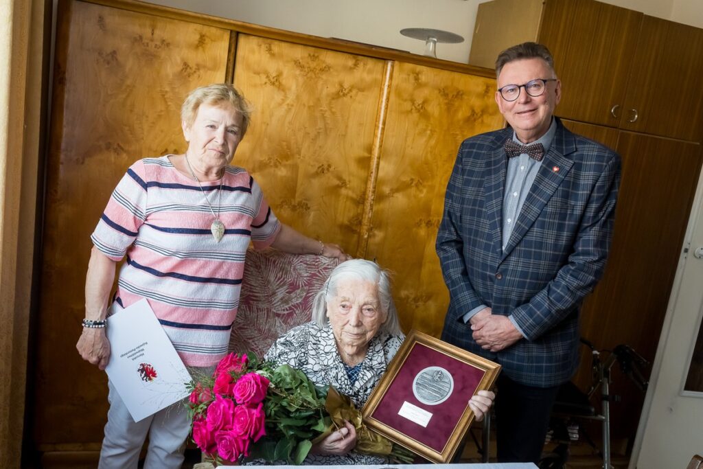 Wręczenie medalu Unitas Durat Stefanii Jarosz, fot. Tomasz Czachorowski/eventphoto.com.pl dla UMWKP