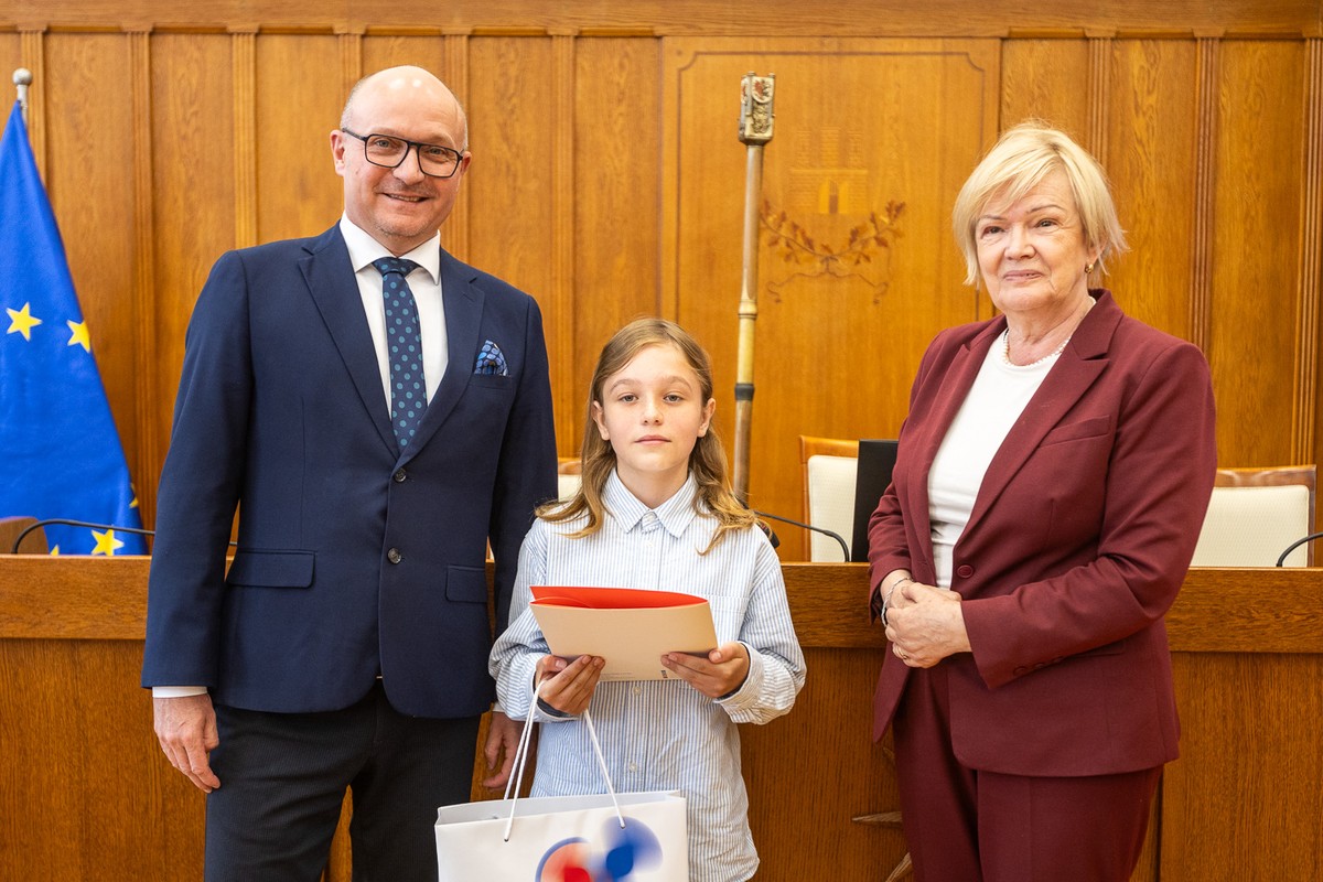 Wręczenie nagród w konkursie „Mój ojciec-jak dobrze być razem!”, fot. Szymon Zdziebło/tarantoga.pl dla UMWKP