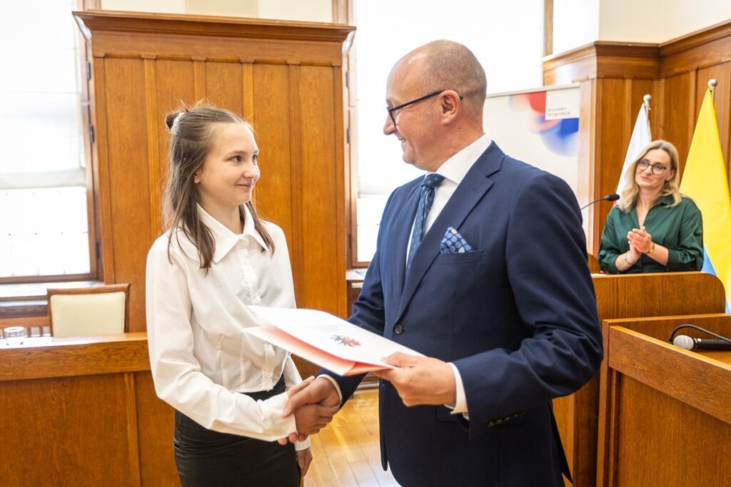Wręczenie nagród w konkursie „Mój ojciec-jak dobrze być razem!”, fot. Szymon Zdziebło/tarantoga.pl dla UMWKP