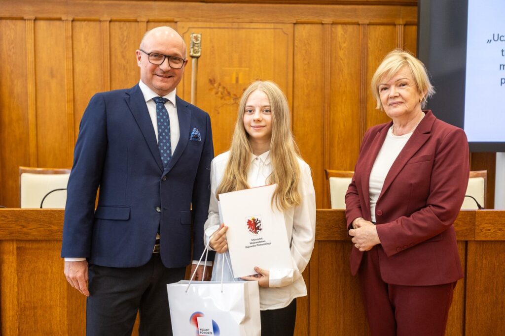 Wręczenie nagród w konkursie „Mój ojciec-jak dobrze być razem!”, fot. Szymon Zdziebło/tarantoga.pl dla UMWKP