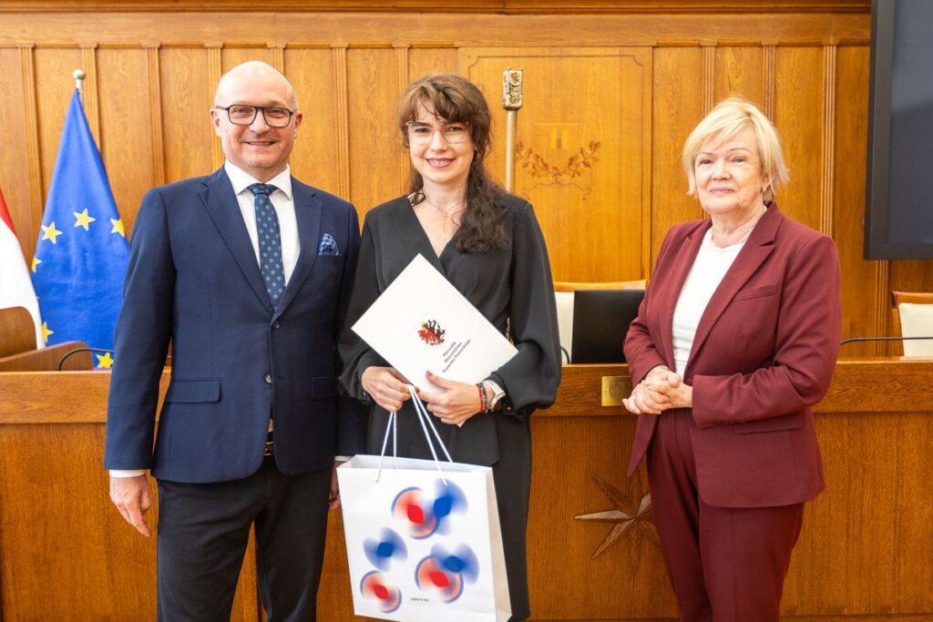 Wręczenie nagród w konkursie „Mój ojciec-jak dobrze być razem!”, fot. Szymon Zdziebło/tarantoga.pl dla UMWKP