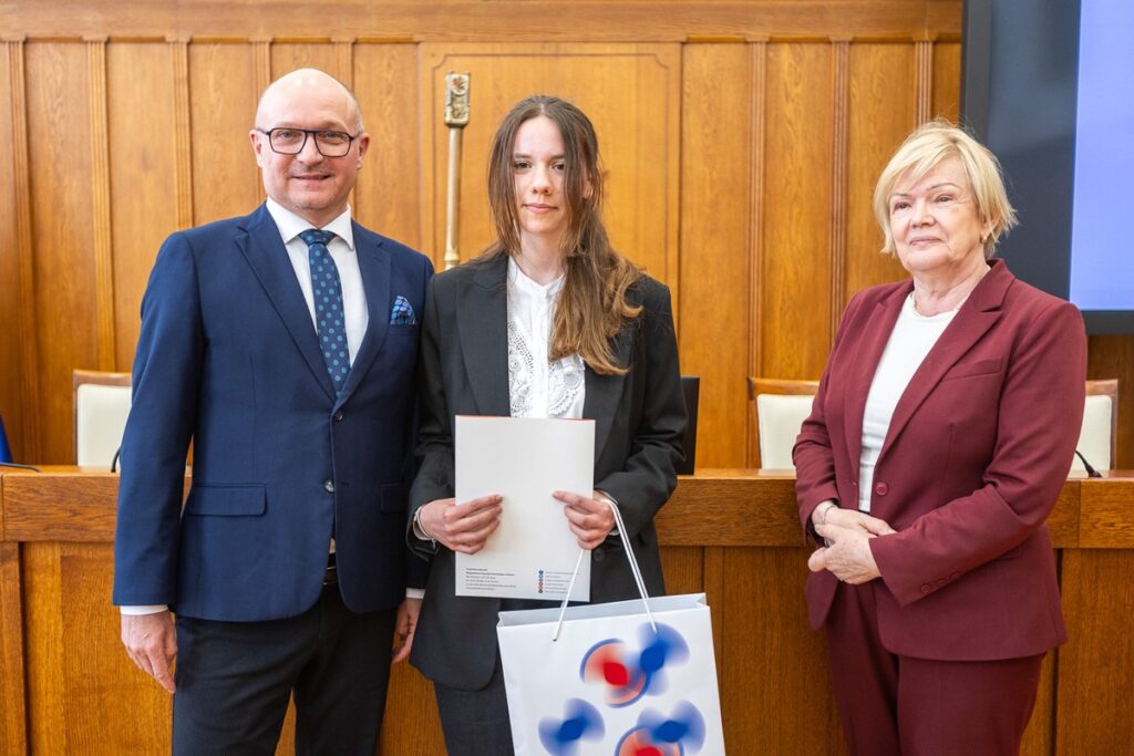 Wręczenie nagród w konkursie „Mój ojciec-jak dobrze być razem!”, fot. Szymon Zdziebło/tarantoga.pl dla UMWKP