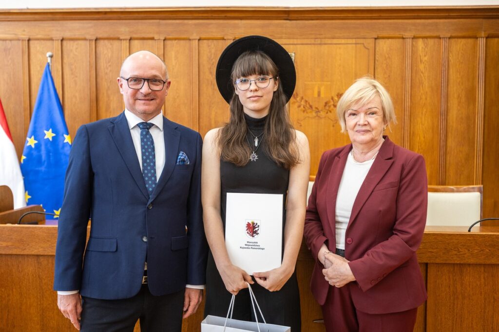Wręczenie nagród w konkursie „Mój ojciec-jak dobrze być razem!”, fot. Szymon Zdziebło/tarantoga.pl dla UMWKP