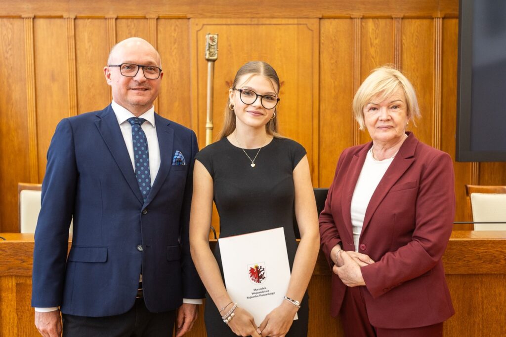 Wręczenie nagród w konkursie „Mój ojciec-jak dobrze być razem!”, fot. Szymon Zdziebło/tarantoga.pl dla UMWKP