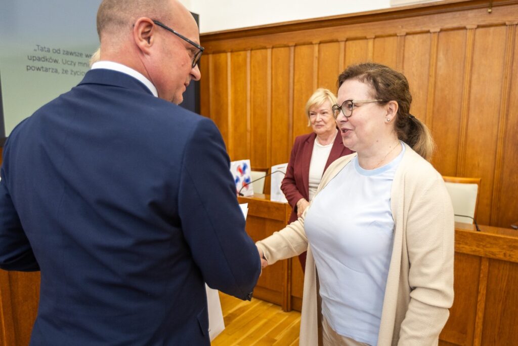 Wręczenie nagród w konkursie „Mój ojciec-jak dobrze być razem!”, fot. Szymon Zdziebło/tarantoga.pl dla UMWKP