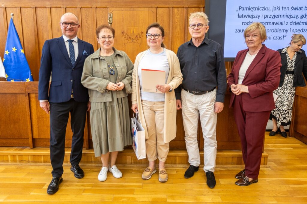 Wręczenie nagród w konkursie „Mój ojciec-jak dobrze być razem!”, fot. Szymon Zdziebło/tarantoga.pl dla UMWKP