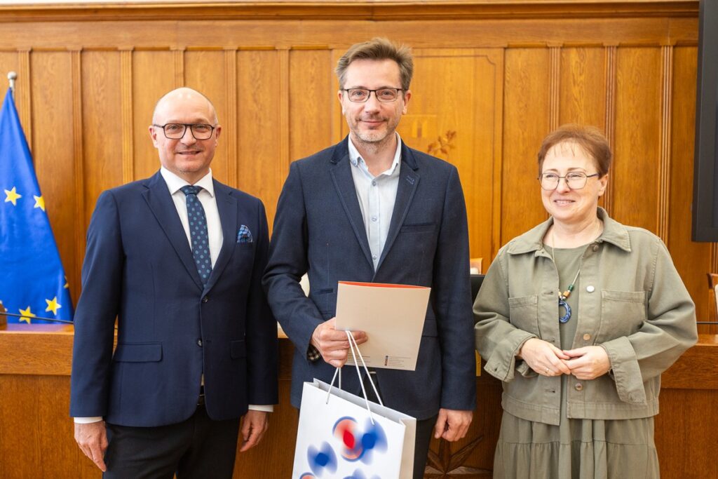 Wręczenie nagród w konkursie „Mój ojciec-jak dobrze być razem!”, fot. Szymon Zdziebło/tarantoga.pl dla UMWKP