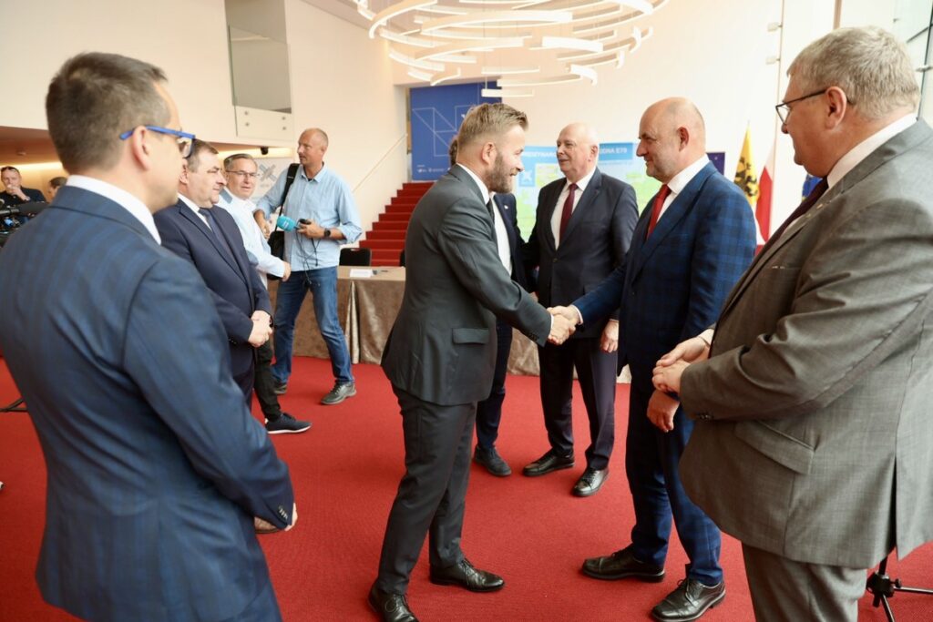 Podpisanie listu intencyjnego dot. współpracy na rzecz rozwoju MDW E70, fot. Andrzej Goiński/UMWKP