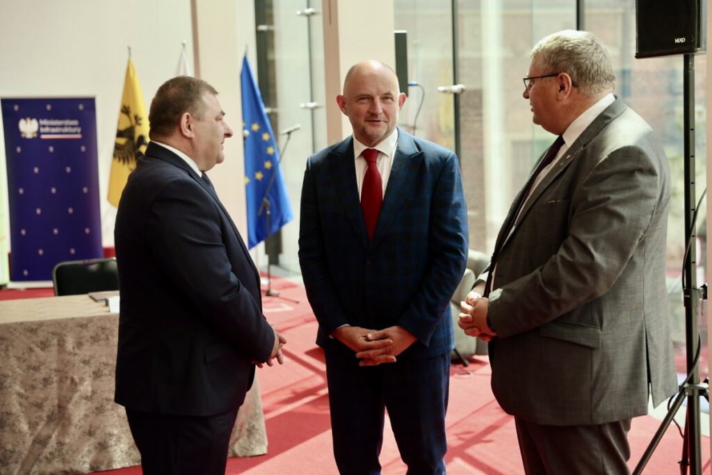 Podpisanie listu intencyjnego dot. współpracy na rzecz rozwoju MDW E70, fot. Andrzej Goiński/UMWKP