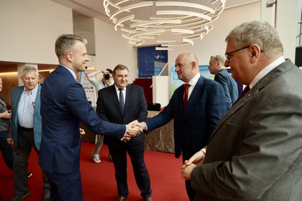 Podpisanie listu intencyjnego dot. współpracy na rzecz rozwoju MDW E70, fot. Andrzej Goiński/UMWKP