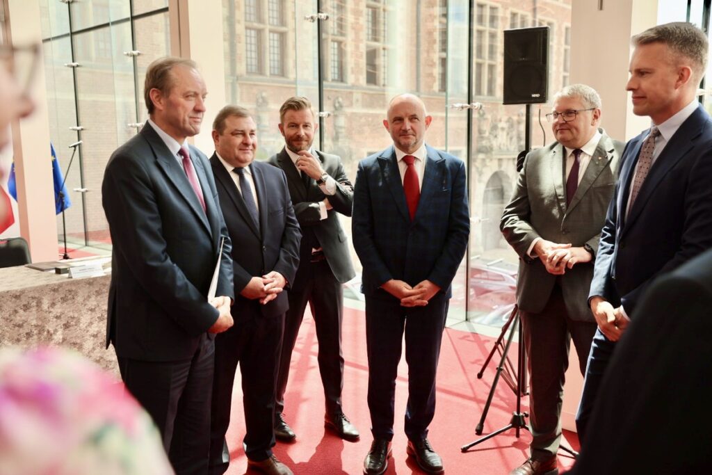 Podpisanie listu intencyjnego dot. współpracy na rzecz rozwoju MDW E70, fot. Andrzej Goiński/UMWKP