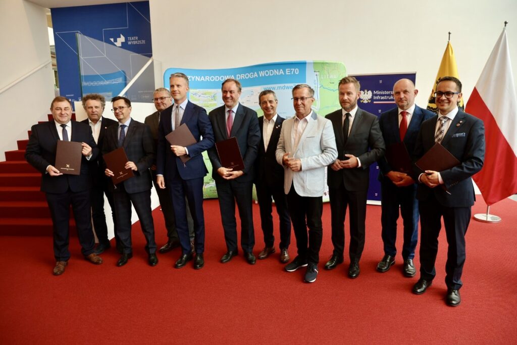 Podpisanie listu intencyjnego dot. współpracy na rzecz rozwoju MDW E70, fot. Andrzej Goiński/UMWKP