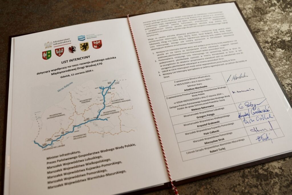 Podpisanie listu intencyjnego dot. współpracy na rzecz rozwoju MDW E70, fot. Andrzej Goiński/UMWKP