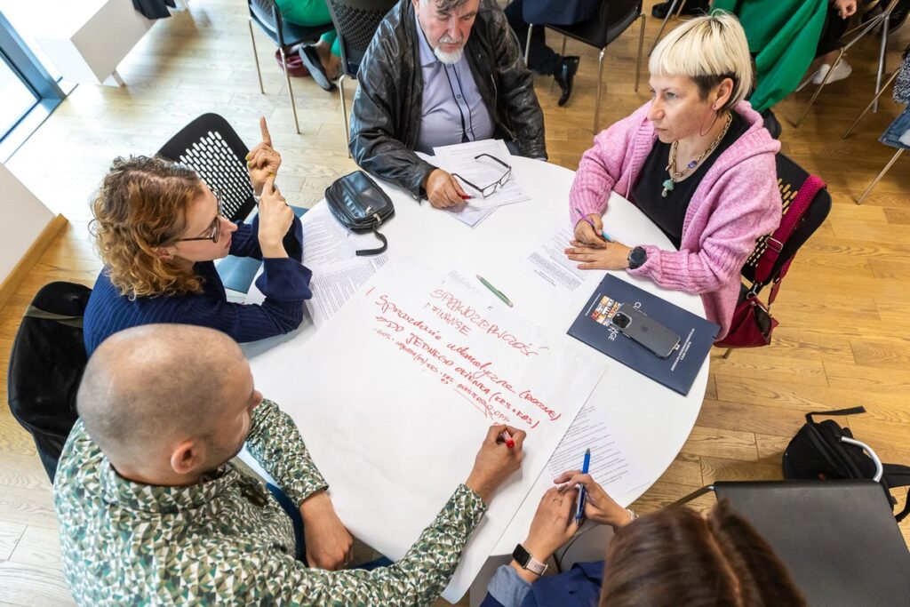 Okrągły stół ds. pożytku publicznego, fot. Szymon Zdziebło/tarantoga.pl dla UMWKP