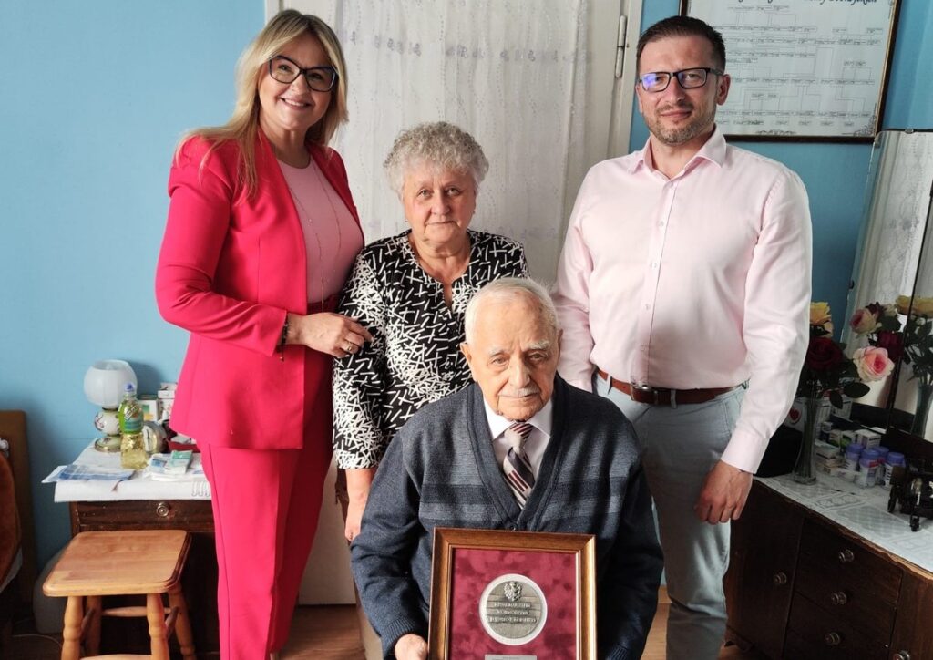 Wręczenie medalu Unitas Durat Stanisławowi Bobrzyckiemu, fot. UMWKP