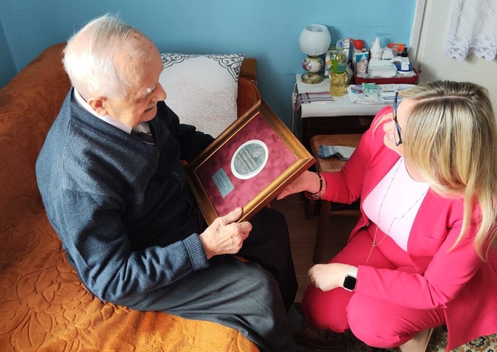 Wręczenie medalu Unitas Durat Stanisławowi Bobrzyckiemu, fot. UMWKP