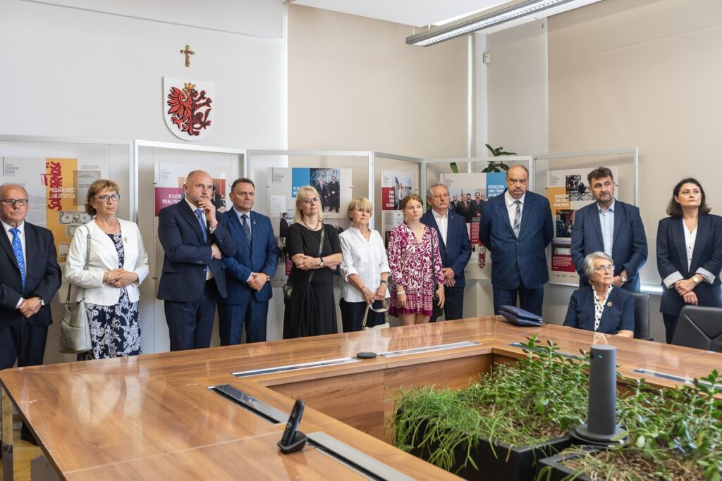 Otwarcie wystawy poświęconej gen. Zbigniewowi Nowkowi fot. Szymon Zdziebło/tarantoga.pl dla UMWKP