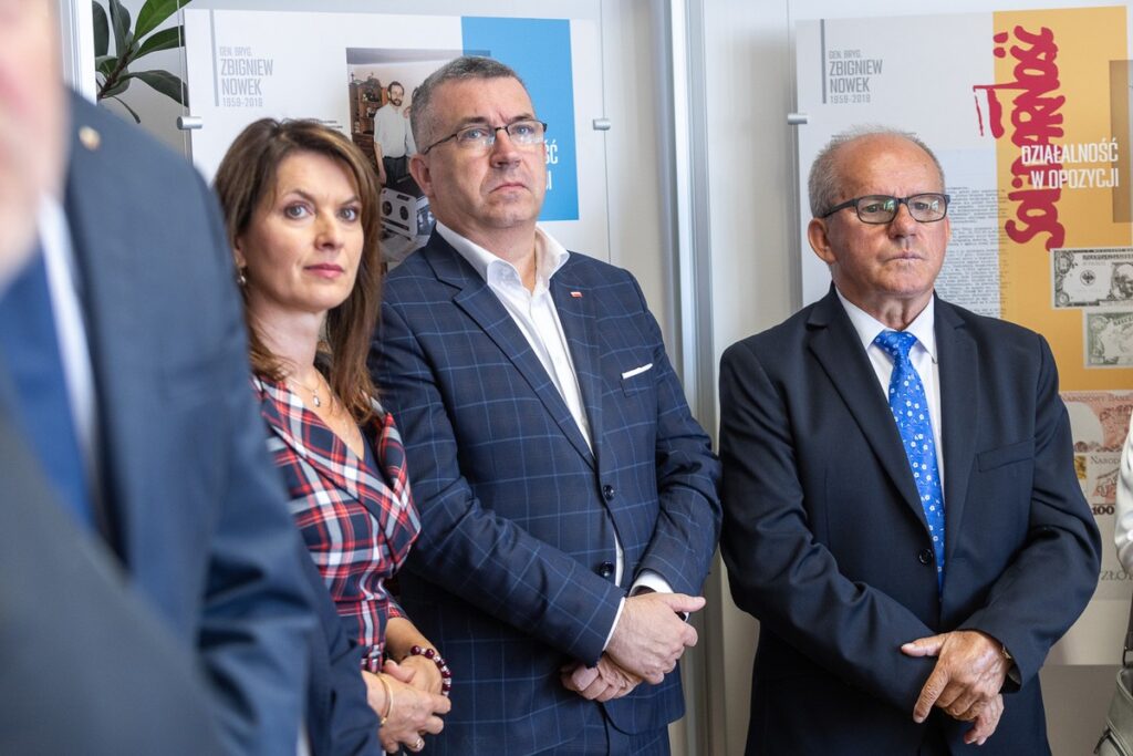 Otwarcie wystawy poświęconej gen. Zbigniewowi Nowkowi fot. Szymon Zdziebło/tarantoga.pl dla UMWKP