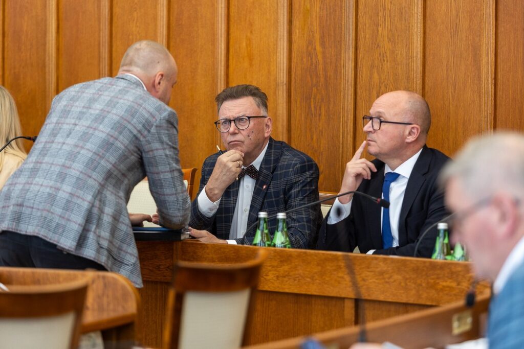 Sesja absolutoryjna sejmiku województwa, Szymon Zdziebło, tarantoga.pl dla UMWKP