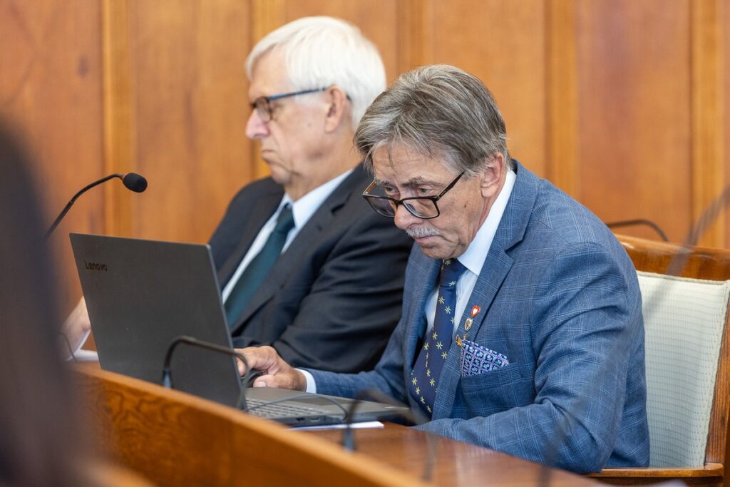 Sesja absolutoryjna sejmiku województwa, Szymon Zdziebło, tarantoga.pl dla UMWKP