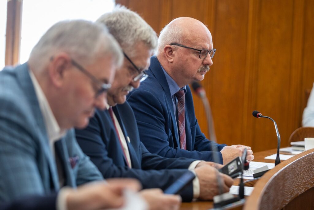 Sesja absolutoryjna sejmiku województwa, Szymon Zdziebło, tarantoga.pl dla UMWKP